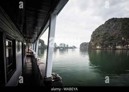 Voir à travers les îles de la Baie d'Ha Long sur un bateau de croisière en Baie d'Ha Long, Vietnam Banque D'Images