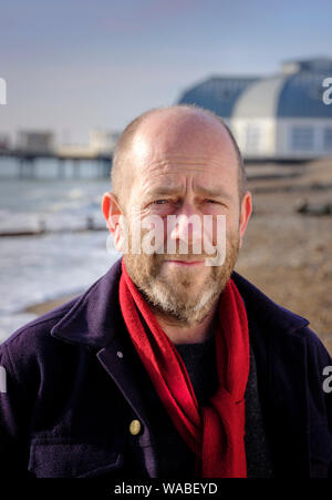 Simon Nye - écrivain de télévision, créateur du succès sitcom hommes se comportant mal. Photographié dans Worthing avant la célébration de 20 ans au Dome Cinema. Banque D'Images