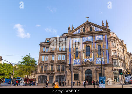 PORTO, PORTUGAL - 8 avril, 2019 : Porto Portugal city skyline at Igreja de Santo António dos Congregados Banque D'Images