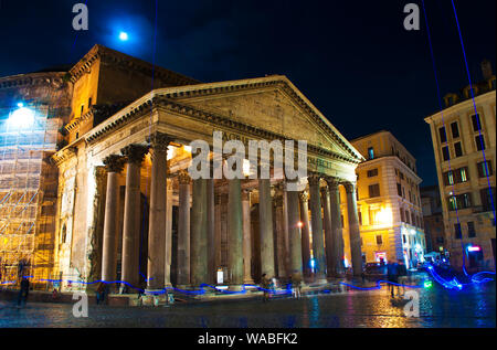 Vue sur le panthéon contre ciel bleu foncé avec pleine lune derrière les nuages. De nombreuses colonnes d'attraction touristique célèbre dans la vieille ville de l'empire romain et Rom Banque D'Images