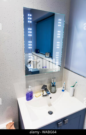 LED LED Miroir, miroir de salle de bains, salle de bains, lavabo, miroir, miroir, éclairage led, miroir de led, la lumière led miroirs, Banque D'Images