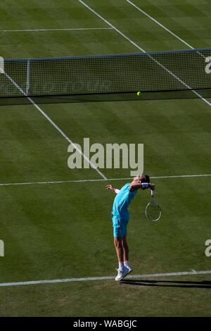 Cameron Norrie de Grande-bretagne servant contre Daniel Brands de l'Allemagne. Nature Valley International 2018 - Mardi, 26 juin, 2018 - Le Devonshire Park Banque D'Images