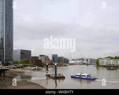 Vue depuis l'est avec river par jour nuageux. Battersea Power Station 2019, Londres, Royaume-Uni. Architecte : divers, 2019. Banque D'Images