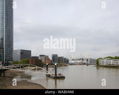 Vue depuis l'est avec river par jour nuageux. Battersea Power Station 2019, Londres, Royaume-Uni. Architecte : divers, 2019. Banque D'Images