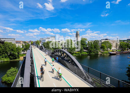 Muelheim an der Ruhr, Ruhr, Rhénanie du Nord-Westphalie, Allemagne - location l'autoroute, Ruhr RS1 express way, conduit à Muelheim sur un ancien pont de chemin de fer Banque D'Images