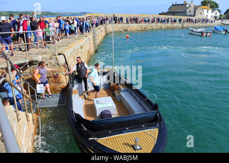 100s d'attente d'un ferry à St Michael's Mount, une attraction touristique emblématique à Cornwall, UK - John Gollop Banque D'Images