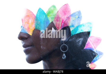 Paintography. Profil de l'exposition double portrait d'une femme ethnique disparaître derrière la peinture à la main de pétales colorés comme les formes Banque D'Images