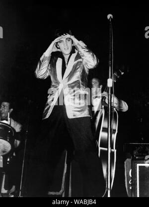 Elvis Presley dans sa veste, boiteux d'Or 1957 de référence de dossier 33848-076THA Banque D'Images