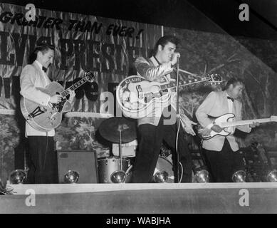 Elvis Presley dans sa veste, boiteux d'Or 1957 de référence de dossier 33848-336THA Banque D'Images