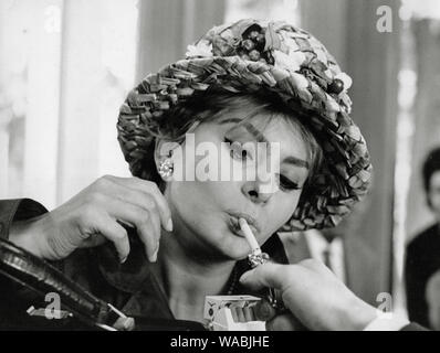 Sophia Loren fumer une cigarette (vers 1961) de référence de dossier 33848-340THA Banque D'Images