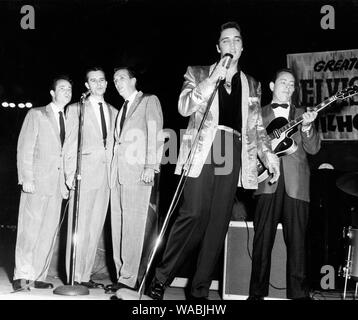 Elvis Presley dans sa veste, boiteux d'or avec son groupe de sauvegarde pendant de nombreuses années, les Jordanaires. Les Jordanaires enregistré, a tourné et a fait des apparitions à la télévision avec Elvis (1957) #  de dossier 33848-387THA Banque D'Images