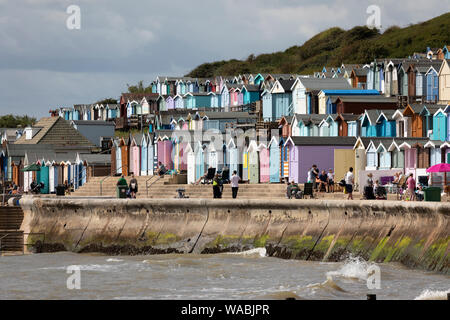 Cabines colorées le long de la mer, Walton-on-the-,  ?'Essex, en Angleterre, Royaume-Uni, Europe Banque D'Images