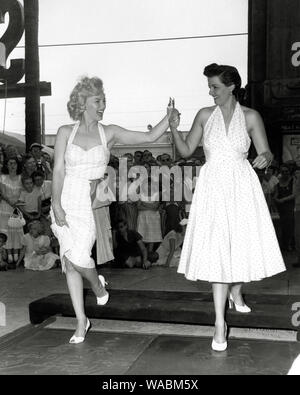 Marilyn Monroe et Jane Russell mettant pied imprime en béton humide au Grauman's Theatre, (1953) #  de dossier 33848-147THA Banque D'Images