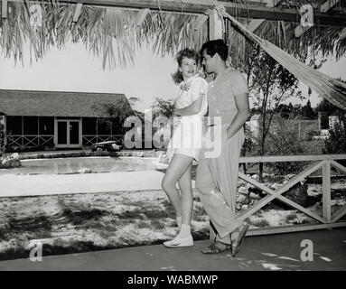 Lucille Ball et son mari Desi Arnaz à leur domicile de Chatsworth, Californie, (vers 1942) référence du dossier # 33848-418THA Banque D'Images