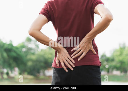 Une femme souffrant de Mal de dos, la moelle épinière et les muscles cause problème à l'extérieur. Banque D'Images