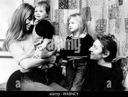 Jane Birkin, Serge Gainsbourg et leurs enfants Kate Barry (la fille de Jane avec le compositeur John Barry) et Charlotte Gainsbourg (âgés de 17 mois), décembre 1972, Numéro de référence de dossier 33848-514THA Banque D'Images