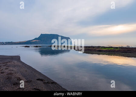 Lever du soleil à Seongsan ilchulbong dans l'île de Jeju, Corée du Sud. Banque D'Images