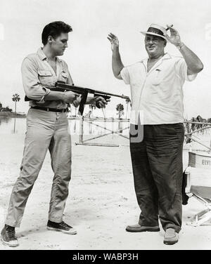 Elvis Presley avec son manager, le Colonel Tom Parker, sur l'ensemble de "suivre ce rêve' (1962) United Artists de référence de dossier 33848-239THA Banque D'Images