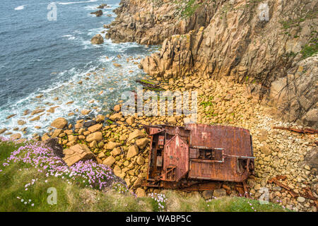 L'épave de navire naufragé le RMS Mülheim à la base des falaises au château d'Zawn près de Land's End, Cornwall, Angleterre. UK. Banque D'Images