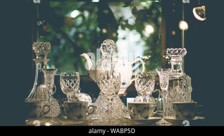 Ensemble de verres en cristal Vintage sur le bac noir avec des décorations de Noël. Selective focus Banque D'Images