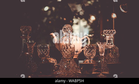 Ensemble de verres en cristal Vintage sur le bac noir avec des décorations de Noël. Selective focus Banque D'Images