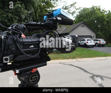 Nouvelle-calédonie, Wisconsin, USA. Août 19, 2019. Une équipe de télévision est montré lundi 19 août 2019 en face de la maison où Jared Nelson, 38 ans, a été tué fin dimanche après-midi par un village de Nouvelle-Calédonie, (Wisconsin) agent de police après leur sortie d'une maison où il aurait été pendant plusieurs jours à l'insu du propriétaire qui était en vacances. Il a été tué après avoir été attaquer le dirigeant une 'arme ', lui donnant une grave blessure à la tête. Selon un voisin qui a vu la vidéo de l'homme à l'intérieur de la maison, Nelson a été découvert là quand l'h Banque D'Images