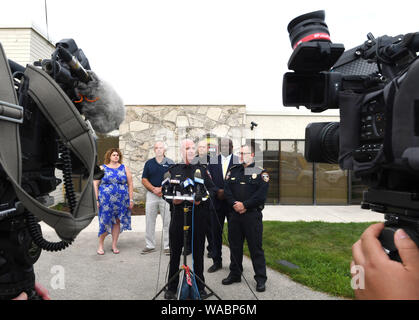 Nouvelle-calédonie, Wisconsin, USA. Août 19, 2019. LT. GARY Larsen de la Nouvelle-Calédonie Ministère de la police Lundi 19 août reporters mémoires, 2019 après Jared Nelson, 38 ans, a été tué fin dimanche après-midi par un village de Nouvelle-Calédonie, (Wisconsin) agent de police. Nelson a été tué après leur sortie d'une maison où il aurait été pendant plusieurs jours à l'insu du propriétaire qui était en vacances. Il a été tué après avoir été attaquer le dirigeant une 'arme'', lui donnant une 'sérieux'' plaie à la tête. Selon un voisin qui a vu la vidéo de l'homme à l'intérieur de la maison, N Banque D'Images