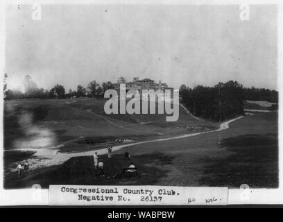 Congressional Country Club en construction dans l'arrière-plan, dans l'avant-plan les gens jouent au golf Banque D'Images