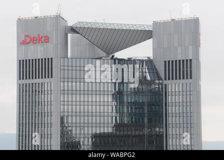 15 août 2019, Hessen, Frankfurt/Main : Les lettres 'Deka' est que sur le Trianon des tours dans le quartier Westend de Francfort. Dekabank est la maison des valeurs mobilières de l'épargne. Photo : Arne Dedert/dpa Banque D'Images