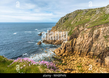 L'épave de navire naufragé le RMS Mülheim à la base des falaises au château d'Zawn près de Land's End, Cornwall, Angleterre. UK. Banque D'Images