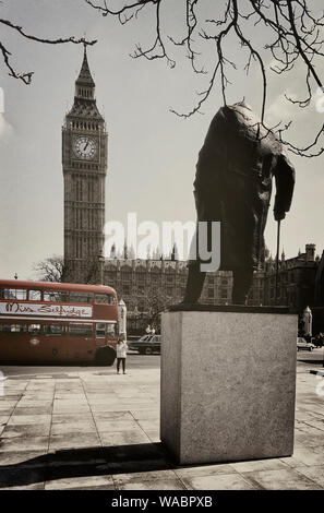 Statue de Winston Churchill, la place du Parlement, Londres, Angleterre, Royaume-Uni. Circa 1980 Banque D'Images