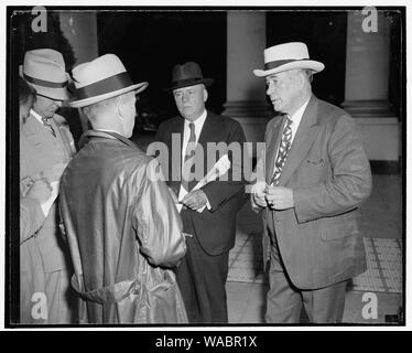 Les dirigeants du Congrès s'entretenir avec le président sur le projet de loi de neutralité. Washington, D.C., le 5 juillet. Le président Roosevelt a appelé aujourd'hui en majorité des dirigeants de la Chambre et du Sénat pour les inciter à rejeter l'embargo sur l'article de la loi de neutralité qui a été adopté à la Chambre la semaine dernière. La President's new proposition de 3 milliards de dollars du programme de prêts a été également discuté. Quitter la Maison Blanche et parler aux journalistes sont Rempl. Sam Rayburn, chef de la majorité de la Chambre, et le sénateur Alben Barkley, chef de la majorité du Sénat Banque D'Images