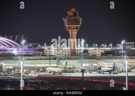 L'aéroport de Munich dans la nuit Banque D'Images