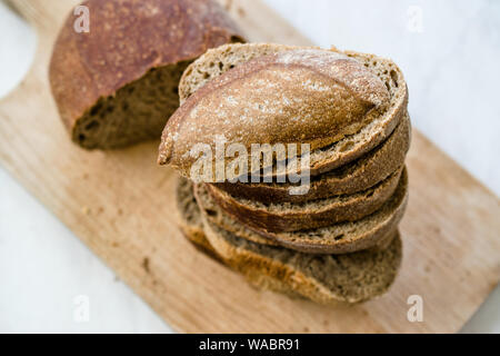 Pain au levain pain ciabatta avec de l'huile d'olive sur planche de bois. Boulangerie bio la nourriture. Banque D'Images