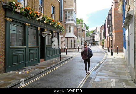 Personne à marcher le long tissu équitable à l'égard de l'église St Barthélémy et vue sur rue dans la région de Smithfield London EC1 England UK KATHY DEWITT Banque D'Images