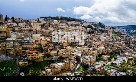 Jérusalem, Israël, le 22 février 2016, vue panoramique sur les toits de maisons et de Jérusalem l'ancienne ville de David de dessus avec le soleil Banque D'Images