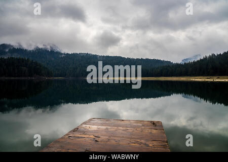 Le Monténégro, l'embarcadère de paradis comme les eaux du lac noir un lac glaciaire entouré de paysage de forêt sans fin dans le parc national de Durmitor Banque D'Images