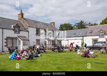 Les clients manger et boire à l'extérieur de l'auberge de bateau à basse Newton-by-the-Sea, Alnwick, Northumberland, Angleterre Banque D'Images