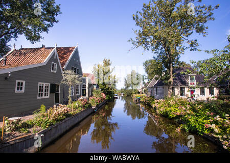 Canal pittoresque dans le village de Broek in Waterland, Hollande du Nord, Pays-Bas Banque D'Images