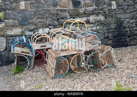 Petit tas de Fisherman's des casiers à homard en Craster, un petit village sur la côte de Northumberland, qui est célèbre pour son poisson Banque D'Images