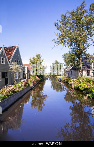 Canal pittoresque dans le village de Broek in Waterland, Hollande du Nord, Pays-Bas Banque D'Images