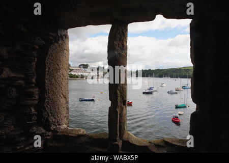 L'estuaire de la rivière Fowey Fowey, avec de l'autre côté, depuis les fenêtres du blockhaus sur Polruan Point, Polruan, Cornwall, UK Banque D'Images