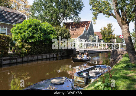 BROEK IN WATERLAND, Pays-Bas - 1 septembre 2018 : Broek en flottaison en Hollande du Nord avec l'architecture et les gens de l'aviron sur le canal. Banque D'Images