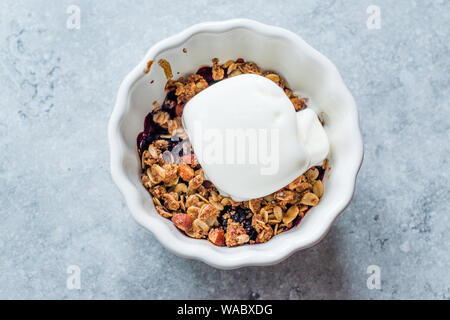 Émietter avec les baies fraîches et crème glacée à la vanille. Dessert bio. Banque D'Images