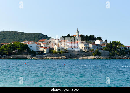 Petite ville touristique Primosten sur la côte Dalmate en Croatie. Banque D'Images