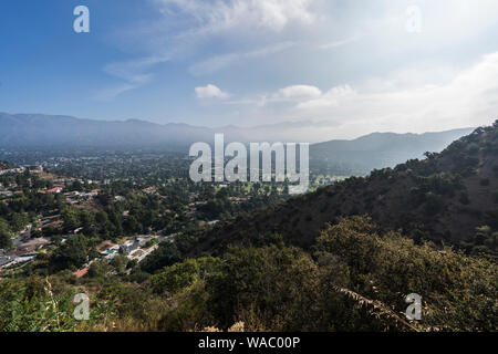 Vue de la colline de Montrose et Monaco matin brumeux avec des nuages dans le comté de Los Angeles en Californie. Banque D'Images