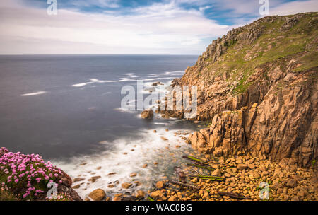 L'épave de navire naufragé le RMS Mülheim à la base des falaises au château d'Zawn près de Land's End, Cornwall, Angleterre. UK. Banque D'Images