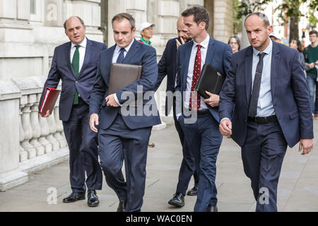 Westminster, London, UK, le 19 août 2019. Le secrétaire d'État à la défense, Ben Wallace (plus à gauche, avec dossier rouge) promenades le long Whtehall dans le bureau du conseil des ministres et est peu après vu marcher plus loin en No10 Downing Street avec les autres. Credit : Imageplotter/Alamy Live News Banque D'Images