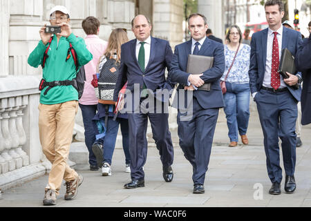 Westminster, London, UK, le 19 août 2019. Le secrétaire d'État à la défense, Ben Wallace (plus à gauche, avec dossier rouge) promenades le long Whtehall dans le bureau du conseil des ministres et est peu après vu marcher plus loin en No10 Downing Street avec les autres. Credit : Imageplotter/Alamy Live News Banque D'Images