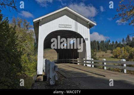 Ou : comté de Benton, Coast Range, Marys River Area, Harris Pont couvert. Construit en 1929, ce pont original porte encore le trafic. [Demandez pour # 278,624. Banque D'Images